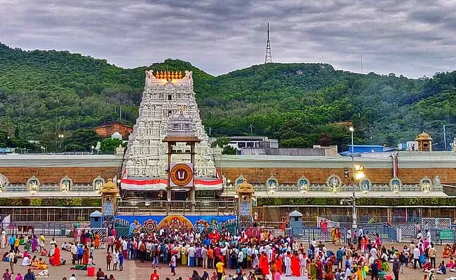 Tirumala :  భక్తజన సంద్రమైన తిరుమల.. 30 కంపార్ట్మెంట్లు హౌస్ఫుల్ Tirumala :  భక్తజన సంద్రమైన తిరుమల.. 30 కంపార్ట్మెంట్లు హౌస్ఫుల్