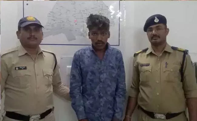 Indore : లాఠీ తీసుకొని పోలీసునే చితకబాదాడు : వీడియో వైరల్