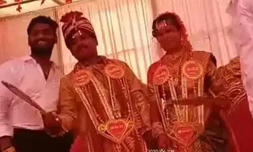 Srikakulam :  ఏపీలో కరెంట్ కష్టాలు.. పెళ్లిలో వధూవరులకు విసనకర్ర గిఫ్ట్‌