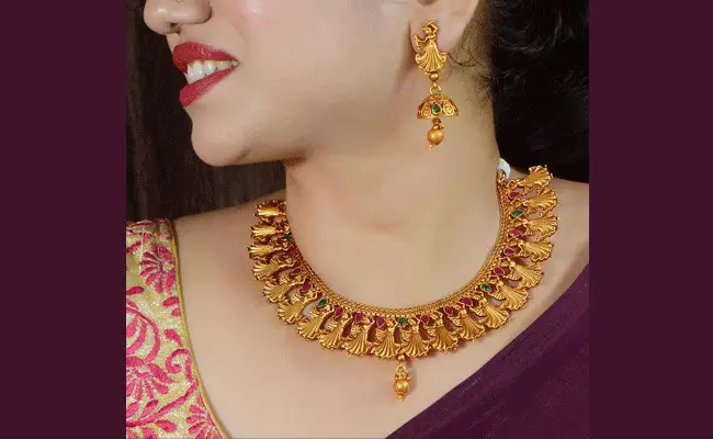 Gold and Silver Rates Today: బంగారం ధరలు స్థిరంగా.. వెండి ధరలు భారీగా.. Gold and Silver Rates Today: బంగారం ధరలు స్థిరంగా.. వెండి ధరలు భారీగా..