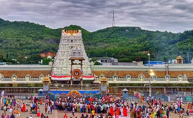 Tirumala : భక్తజన సంద్రమైన తిరుమల.. 30 కంపార్ట్మెంట్లు హౌస్ఫుల్ Tirumala : భక్తజన సంద్రమైన తిరుమల.. 30 కంపార్ట్మెంట్లు హౌస్ఫుల్