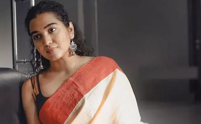 Shivathmika Rajashekar: బాయ్ఫ్రెండ్తో వెళ్లిపోయిన స్టార్ కూతురు..! క్లారిటీ ఇచ్చిన నటి.. Shivathmika Rajashekar: బాయ్ఫ్రెండ్తో వెళ్లిపోయిన స్టార్ కూతురు..! క్లారిటీ ఇచ్చిన నటి..