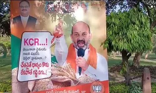 BJP : చేతనైతే ధాన్యం కొనుగోలు చేయి..లేకుంటే గద్దెదిగు.. ఢిల్లీలో బీజేపీ ప్లెక్సీలు..