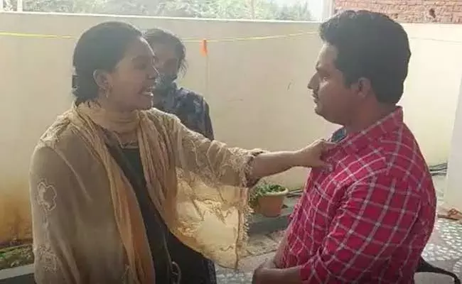 Suryapeta :  మరో యవతితో కాపురం పెట్టిన భర్తను పట్టుకొని చితక్కొట్టిన భార్య..! Suryapeta :  మరో యవతితో కాపురం పెట్టిన భర్తను పట్టుకొని చితక్కొట్టిన భార్య..!