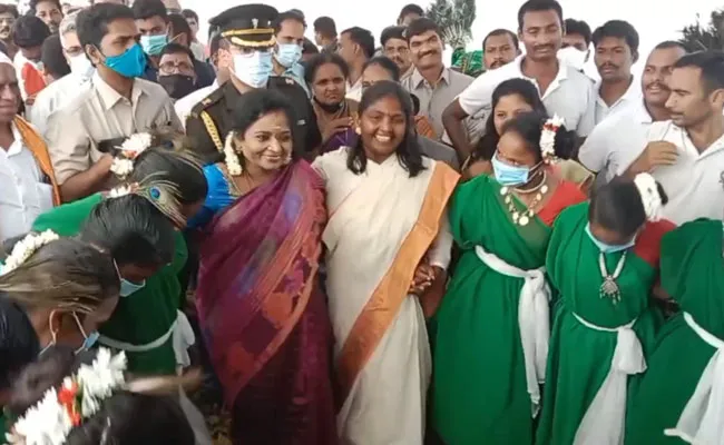 Tamilisai Soundararajan: భద్రాచలంలో గవర్నర్ తమిళిసై.. గిరిజనులతో కలిసి నృత్యం..