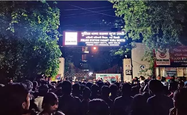 Delhi : శ్రీరామనవమి రోజున చికెన్.. జేఎన్యూలో విద్యార్థి వర్గాల మధ్య ఘర్షణ Delhi : శ్రీరామనవమి రోజున చికెన్.. జేఎన్యూలో విద్యార్థి వర్గాల మధ్య ఘర్షణ