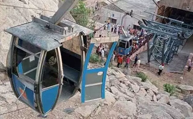 Jharkhand: ఝార్ఘండ్లో ఘోర ప్రమాదం.. రోప్వే లో చిక్కుకున్న పర్యాటకులు.. ఇద్దరు మృతి.. Jharkhand: ఝార్ఘండ్లో ఘోర ప్రమాదం.. రోప్వే లో చిక్కుకున్న పర్యాటకులు.. ఇద్దరు మృతి..