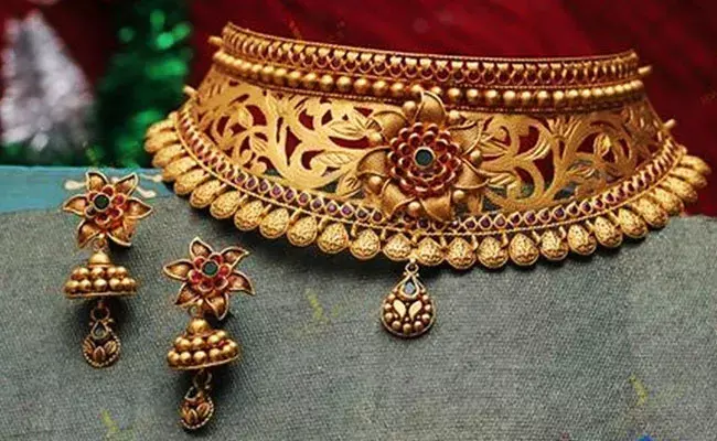 Gold and Silver Rates Today: మార్పు లేని బంగారం ధరలు.. వెండి తగ్గుముఖం.. Gold and Silver Rates Today: మార్పు లేని బంగారం ధరలు.. వెండి తగ్గుముఖం..