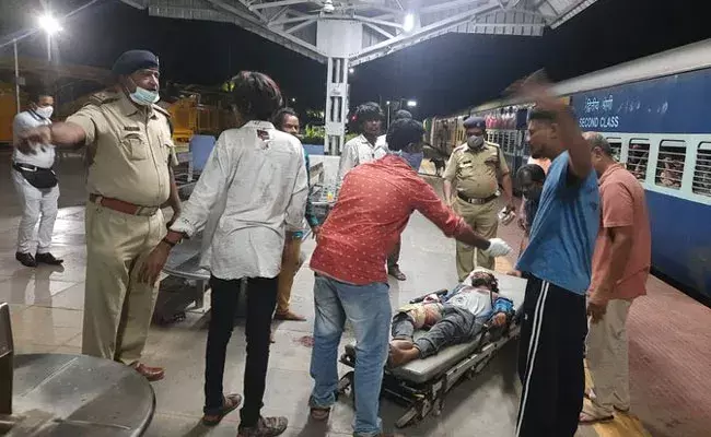 Srikakulam: శ్రీకాకుళం జిల్లాలో ఘోర ప్రమాదం.. ప్రయాణికులను ఢీకొన్న కోణార్క్ ఎక్స్‌ప్రెస్..