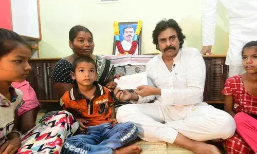 pawan kalyan :  కౌలు రైతులకోసం పవన్ భరోసా యాత్ర.. బాధిత కుటుంబానికి లక్షరూపాయల చెక్కు