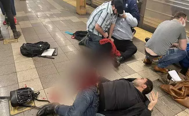 New York shootout : న్యూయార్క్లో కాల్పుల కలకలం.. పది మందికిపైగా మృతి, మరో 13 మందికి తీవ్ర గాయాలు New York shootout : న్యూయార్క్లో కాల్పుల కలకలం.. పది మందికిపైగా మృతి, మరో 13 మందికి తీవ్ర గాయాలు