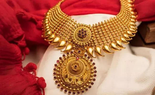 Gold and Silver Rates Today: సమానంగా పెరిగిన బంగారం, వెండి ధరలు..