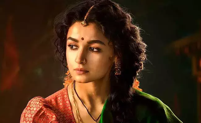 Alia Bhatt :  ఎన్టీఆర్కి హ్యాండ్ ఇచ్చిన అలియా..! Alia Bhatt :  ఎన్టీఆర్కి హ్యాండ్ ఇచ్చిన అలియా..!