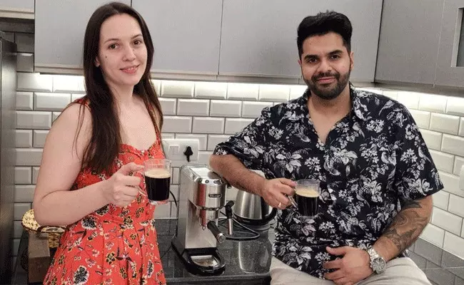 Ukrainian Bride: ఖరీదైన మేకప్ కిట్ వదిలి.. కాఫీ మెషీన్ తో ప్రియుని వద్దకు.. Ukrainian Bride: ఖరీదైన మేకప్ కిట్ వదిలి.. కాఫీ మెషీన్ తో ప్రియుని వద్దకు..
