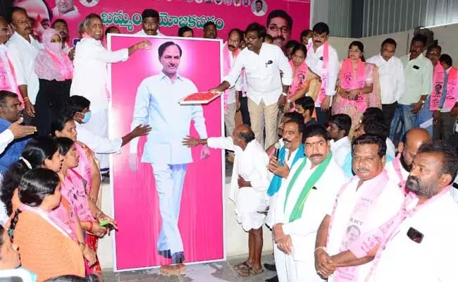 KCR : తెలంగాణ వ్యాప్తంగా కేసీఆర్ ఫ్లెక్సీలకు పాలాభిషేకం..! KCR : తెలంగాణ వ్యాప్తంగా కేసీఆర్ ఫ్లెక్సీలకు పాలాభిషేకం..!