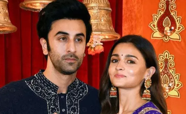 Video Viral: అందమైన జంటకు సూరత్ నగల వ్యాపారి అదిరిపోయే గిప్ట్..