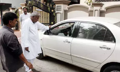 V Hanumantha Rao : వీహెచ్‌ ఇంటిపై అర్ధరాత్రి దుండగుల దాడి.. కారు ధ్వంసం..!