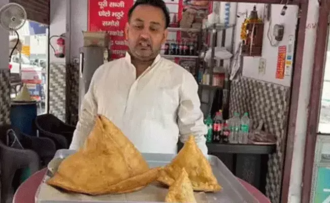 Viral Video: 5 నిమిషాల్లో ఆలూ సమోసా తింటే 11 వేలు.. ఎక్కడంటే.. Viral Video: 5 నిమిషాల్లో ఆలూ సమోసా తింటే 11 వేలు.. ఎక్కడంటే..