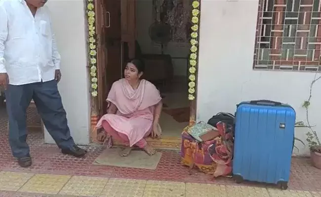 Hyderabad: అత్తింటి ముందు మహిళ నిరసన.. లగేజీ బయట పడేసి ఇంటి నుండి గెంటివేయడంతో..