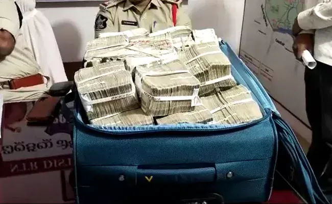 NTR District: హైదరాబాద్‌ నుంచి రాజమండ్రికి వెళ్తున్న బస్సులో రూ.కోటి 80 లక్షల నగదు..