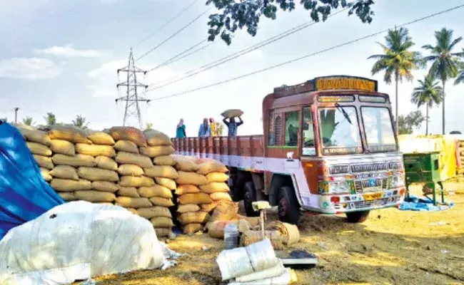 Telangana: ఏపీ నుంచి తెలంగాణకి ధాన్యం లోడుతో వచ్చే లారీలకు చెక్పోస్టు దగ్గర బ్రేక్.. Telangana: ఏపీ నుంచి తెలంగాణకి ధాన్యం లోడుతో వచ్చే లారీలకు చెక్పోస్టు దగ్గర బ్రేక్..