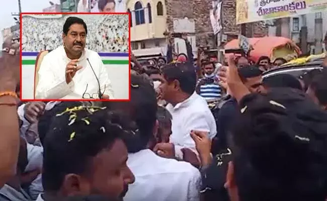 Dharmana Prasada Rao :  కార్యకర్తపై చేయిచేసుకున్న ఏపీ మంత్రి Dharmana Prasada Rao :  కార్యకర్తపై చేయిచేసుకున్న ఏపీ మంత్రి