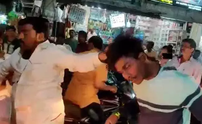 West Godavari :  పెళ్లికూతురు పట్ల అసభ్యకరంగా ప్రవర్తించిన ఇద్దరు యువకులకు దేహశుద్ధి West Godavari :  పెళ్లికూతురు పట్ల అసభ్యకరంగా ప్రవర్తించిన ఇద్దరు యువకులకు దేహశుద్ధి