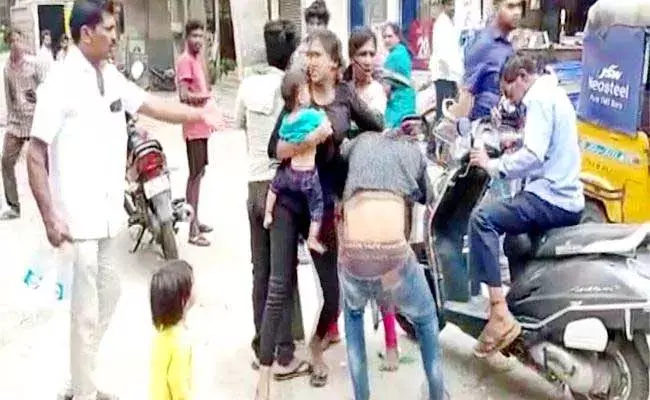 Hyderabad: ఆటోడ్రైవర్ బీభత్సం.. ఇద్దరు మహిళల పై విచక్షణారహితంగా Hyderabad: ఆటోడ్రైవర్ బీభత్సం.. ఇద్దరు మహిళల పై విచక్షణారహితంగా