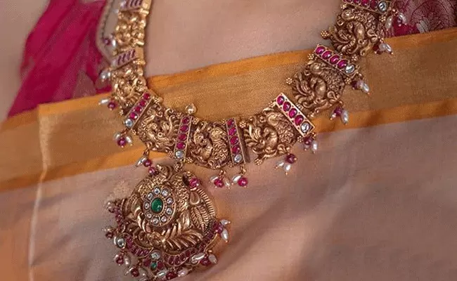 Gold and Silver Rates Today : తగ్గిన బంగారం, భారీగా పెరిగిన వెండి ధరలు.. Gold and Silver Rates Today : తగ్గిన బంగారం, భారీగా పెరిగిన వెండి ధరలు..