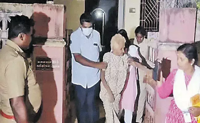 Tamilnadu: పదేళ్లుగా తల్లిని బంధించి.. బిస్కెట్లు విసిరేస్తూ.. కన్నకొడుకుల కాఠిన్యం Tamilnadu: పదేళ్లుగా తల్లిని బంధించి.. బిస్కెట్లు విసిరేస్తూ.. కన్నకొడుకుల కాఠిన్యం