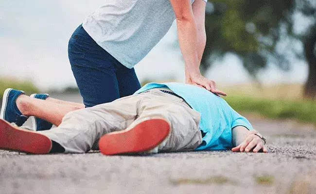 Sudden cardiac arrest: సడెన్ గా గుండె ఎందుకు ఆగిపోతుంది.. లక్షణాలు ఎలా ఉంటాయి.. Sudden cardiac arrest: సడెన్ గా గుండె ఎందుకు ఆగిపోతుంది.. లక్షణాలు ఎలా ఉంటాయి..