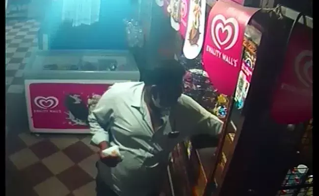 Krishna District: మజ్జిగ ప్యాకెట్‌ కొనేందుకు వచ్చి ఐఫోన్‌ చోరీ..