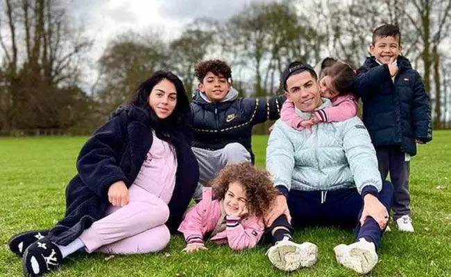 Cristiano Ronaldo: అప్పుడే పుట్టిన బిడ్డను కోల్పోయిన రొనాల్డో.. ట్విటర్లో పోస్ట్.. Cristiano Ronaldo: అప్పుడే పుట్టిన బిడ్డను కోల్పోయిన రొనాల్డో.. ట్విటర్లో పోస్ట్..