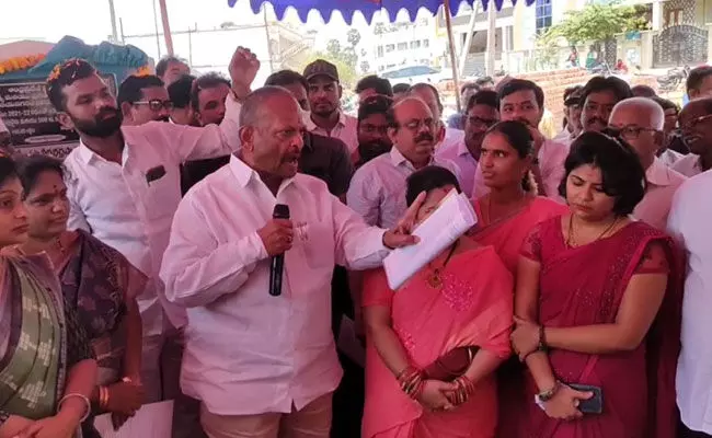 Vizianagaram: మహిళపై మండిపడ్డ డిప్యూటీ స్పీకర్.. డ్రైనేజీ సమస్యను ప్రశ్నించినందుకు.. Vizianagaram: మహిళపై మండిపడ్డ డిప్యూటీ స్పీకర్.. డ్రైనేజీ సమస్యను ప్రశ్నించినందుకు..