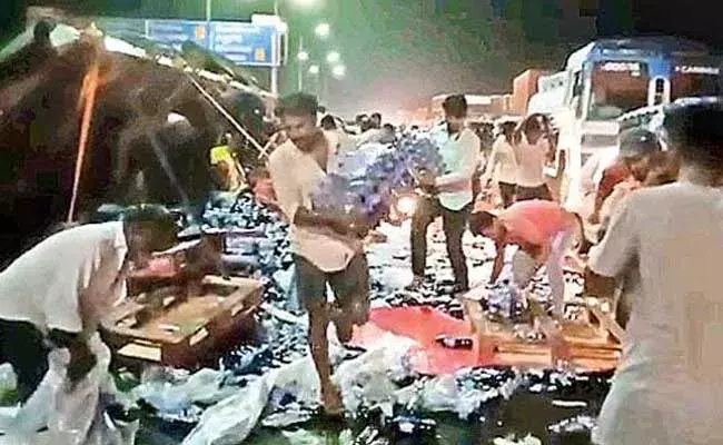 Hyderabad :  థమ్స్‌అప్‌ లోడ్‌ లారీ బోల్తా.. సీసాల కోసం ఎగబడ్డ జనం..!