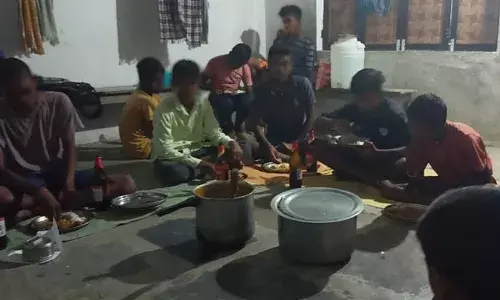 Mancherial: మందు, మాంసంతో టెన్త్ విద్యార్ధులు ఫేర్వెల్ పార్టీ.. ఫోటోలు లీక్.. Mancherial: మందు, మాంసంతో టెన్త్ విద్యార్ధులు ఫేర్వెల్ పార్టీ.. ఫోటోలు లీక్..