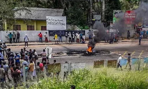 Sri Lanka: శ్రీలంకలో లీటర్ పెట్రోల్ ధర రూ.338.. ప్రభుత్వానికి వ్యతిరేకంగా నిరసనలు..