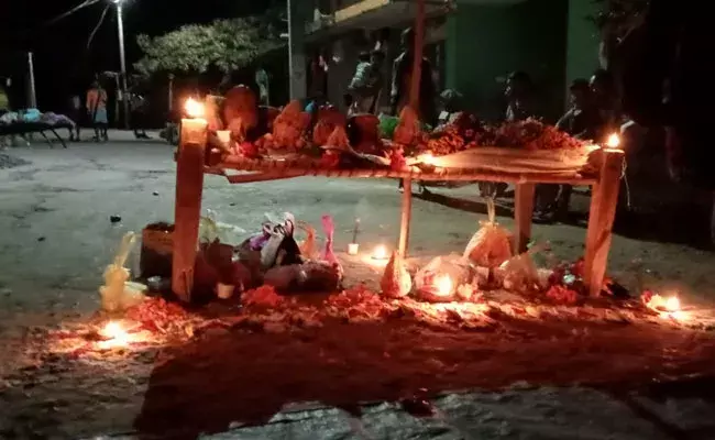 Srikakulam: ఆ ఊరిలో లాక్డౌన్.. కానీ కరోనాకు భయపడి కాదు.. దయ్యాలకు భయపడి.. Srikakulam: ఆ ఊరిలో లాక్డౌన్.. కానీ కరోనాకు భయపడి కాదు.. దయ్యాలకు భయపడి..