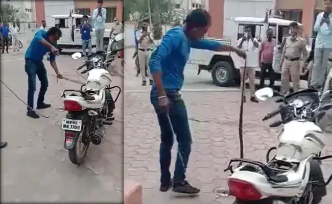 Madhya Pradesh: బైకులో నుండి పాము.. ఒళ్లు గగుర్పొడిచే వీడియో..