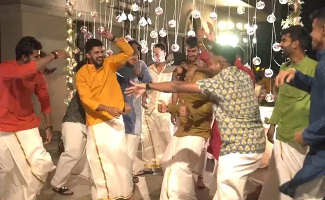 CSK: సీఎస్కే టీమ్లో పెళ్లి వేడుక.. ఆ ఫారిన్ ఆటగాడి కోసం క్రికెటర్లంతా పంచకట్టులో.. CSK: సీఎస్కే టీమ్లో పెళ్లి వేడుక.. ఆ ఫారిన్ ఆటగాడి కోసం క్రికెటర్లంతా పంచకట్టులో..