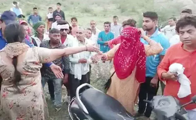 Rajasthan: భర్తపై అనుమానంతో ఫాలో అయిన భార్య.. అనుకున్నట్టుగానే అతడు కారులో.. Rajasthan: భర్తపై అనుమానంతో ఫాలో అయిన భార్య.. అనుకున్నట్టుగానే అతడు కారులో..