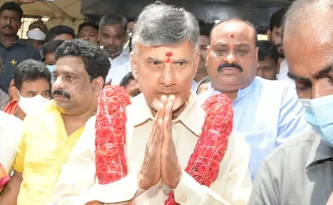 Eluru: రచ్చబండలో ఆకస్తికర సన్నివేశం.. చంద్రబాబును సాయం కోరిన వైసీపీ నేత.. Eluru: రచ్చబండలో ఆకస్తికర సన్నివేశం.. చంద్రబాబును సాయం కోరిన వైసీపీ నేత..