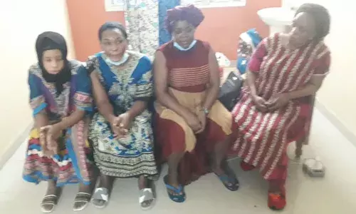 Hyderabad: హైదరాబాద్లో ఉగాండా దేశస్తుల సెక్స్ రాకెట్.. విటుల కోసం ఏకంగా యాప్.. Hyderabad: హైదరాబాద్లో ఉగాండా దేశస్తుల సెక్స్ రాకెట్.. విటుల కోసం ఏకంగా యాప్..