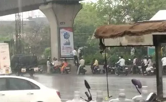 Hyderabad Rain : హైదరాబాద్లో ఒక్కసారిగా మారిన వాతావరణం Hyderabad Rain : హైదరాబాద్లో ఒక్కసారిగా మారిన వాతావరణం
