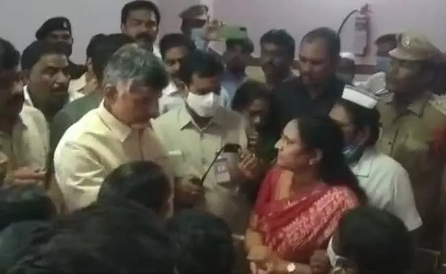 Vijayawada : విజయవాడ ఆస్పత్రిలో చంద్రబాబు, వాసిరెడ్డి పద్మ మధ్య వాగ్వాదం Vijayawada : విజయవాడ ఆస్పత్రిలో చంద్రబాబు, వాసిరెడ్డి పద్మ మధ్య వాగ్వాదం