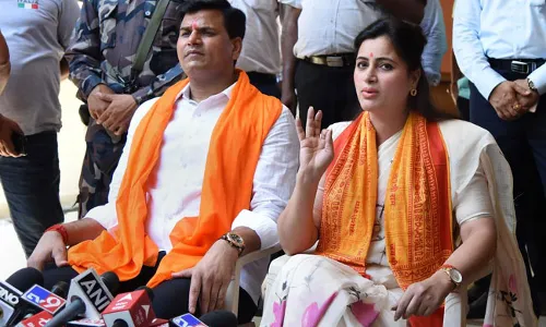 Navneet Rana: మహారాష్ట్రలో హనుమాన్ చాలీసా సెగలు చల్లారలేదు.. నవనీత్ కౌర్ రాణా దంపతుల అరెస్ట్ Navneet Rana: మహారాష్ట్రలో హనుమాన్ చాలీసా సెగలు చల్లారలేదు.. నవనీత్ కౌర్ రాణా దంపతుల అరెస్ట్