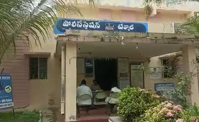 Medak: మెదక్ జిల్లాలో దారుణం.. మైనర్ బాలికపై కామాంధుడి అత్యాచారం.. ఇంటికి తీసుకెళ్లి బంధించి.. Medak: మెదక్ జిల్లాలో దారుణం.. మైనర్ బాలికపై కామాంధుడి అత్యాచారం.. ఇంటికి తీసుకెళ్లి బంధించి..