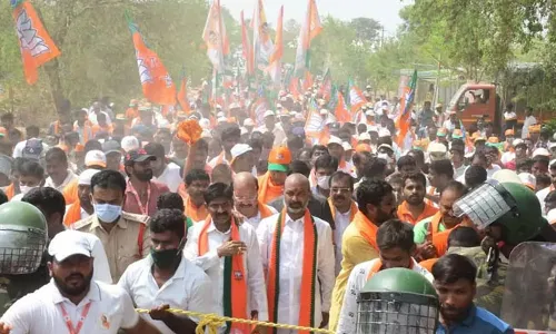 Bandi Sanjay: బండి సంజయ్కు అస్వస్థత.. మండుటెండలో పాదయాత్ర చేస్తుండటంతో.. Bandi Sanjay: బండి సంజయ్కు అస్వస్థత.. మండుటెండలో పాదయాత్ర చేస్తుండటంతో..