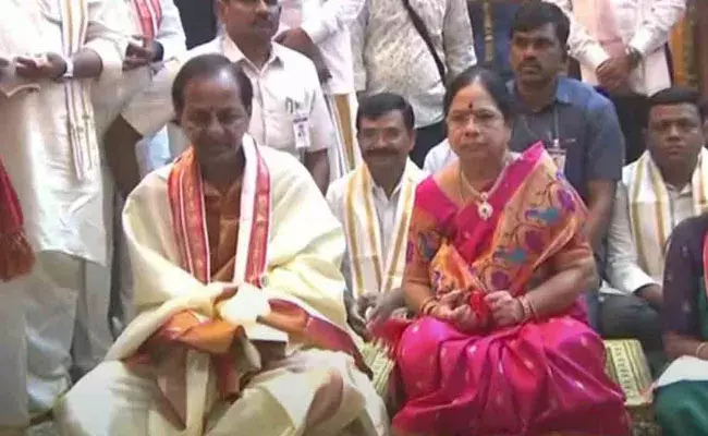 KCR: యాదాద్రిలో కేసీఆర్ దంపతులు.. రామలింగేశ్వరస్వామి ఆలయంలో మహాకుంభాభిషేకం.. KCR: యాదాద్రిలో కేసీఆర్ దంపతులు.. రామలింగేశ్వరస్వామి ఆలయంలో మహాకుంభాభిషేకం..