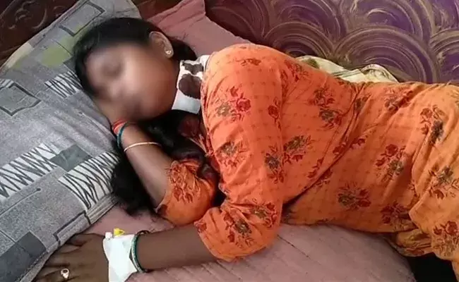 Anakapalle: అనకాపల్లి జిల్లాలో దారుణం.. యువతిపై ఇద్దరు యువకులు బ్లేడ్తో దాడి.. Anakapalle: అనకాపల్లి జిల్లాలో దారుణం.. యువతిపై ఇద్దరు యువకులు బ్లేడ్తో దాడి..